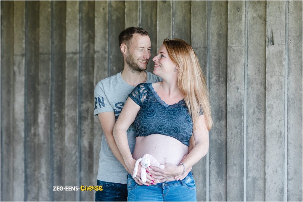 Zwangerschapsfotoshoot strand en industrie