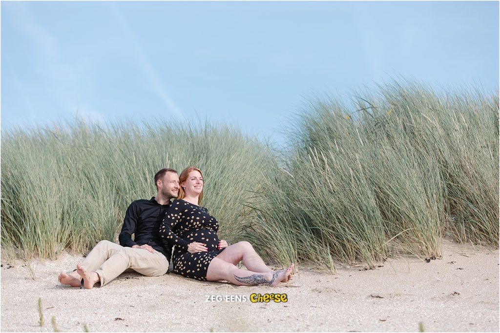 Zwangerschapsfotoshoot strand en industrie