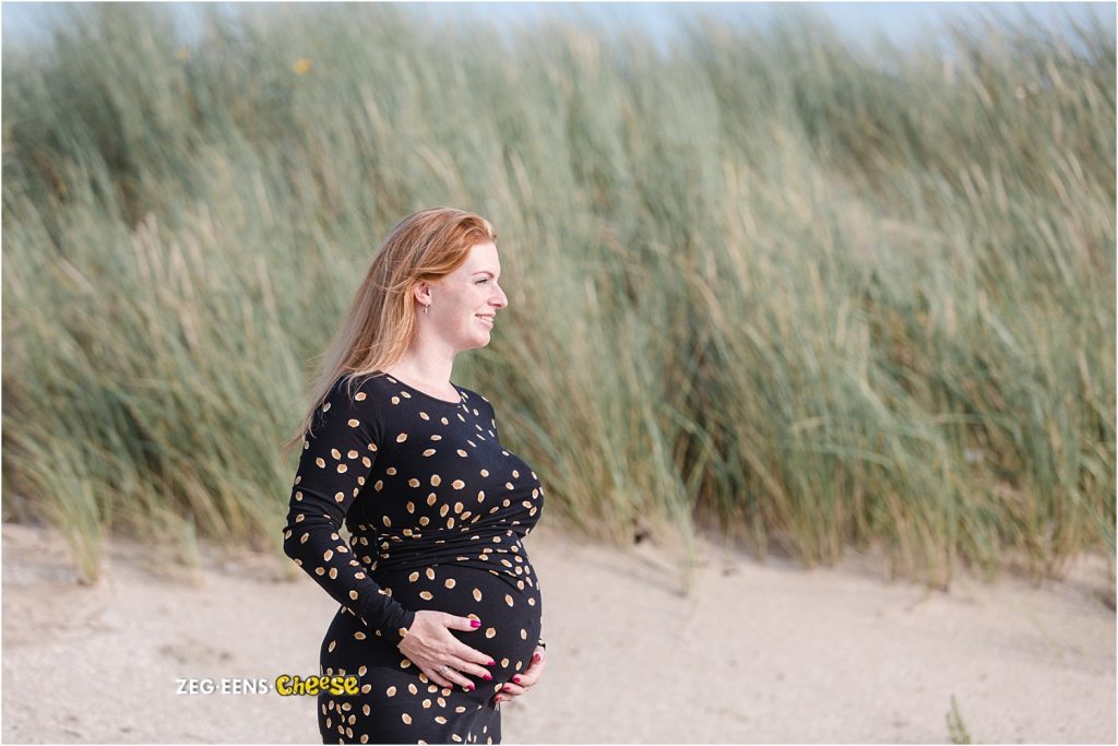 Zwangerschapsfotoshoot strand en industrie