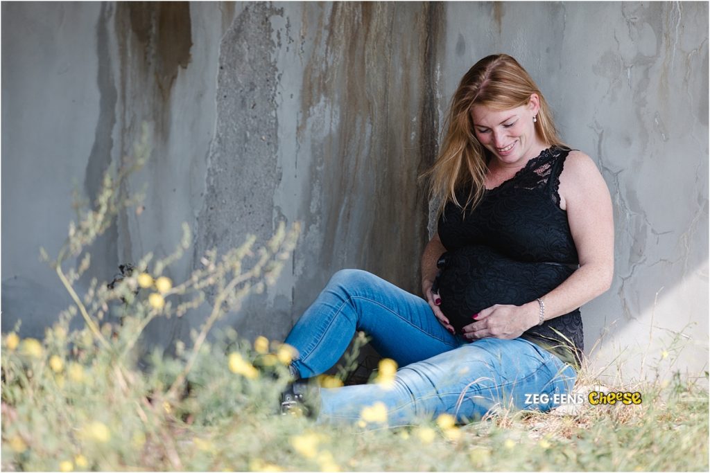 Zwangerschapsfotoshoot strand en industrie