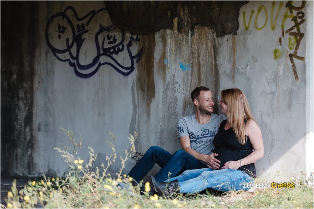 Zwangerschapsfotoshoot strand en industrie